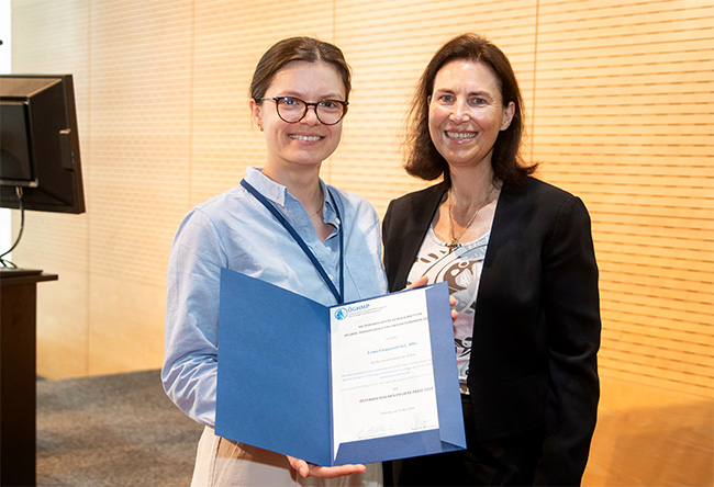 Hygienepreis 2024 Verleihung Hygienepreis 2024Lena Campostrini und Past-Präsidentin Prof. Monika Ehling-Schulz